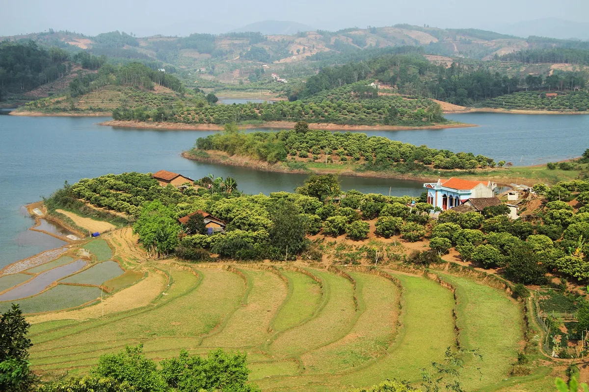 Ruộng bậc thang và những ngôi nhà nhỏ nằm bên bờ hồ Cấm Sơn uốn lượn ở Bắc Giang.