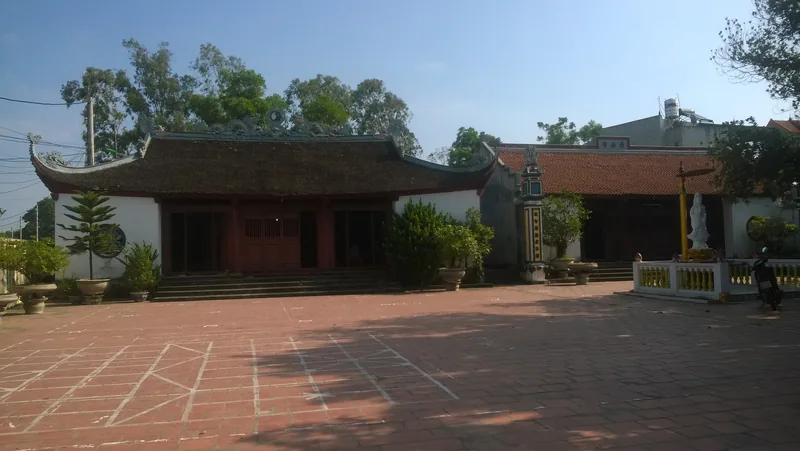 Một đình làng truyền thống với mái ngói cong nằm trong khuôn viên yên tĩnh ở Bắc Ninh.