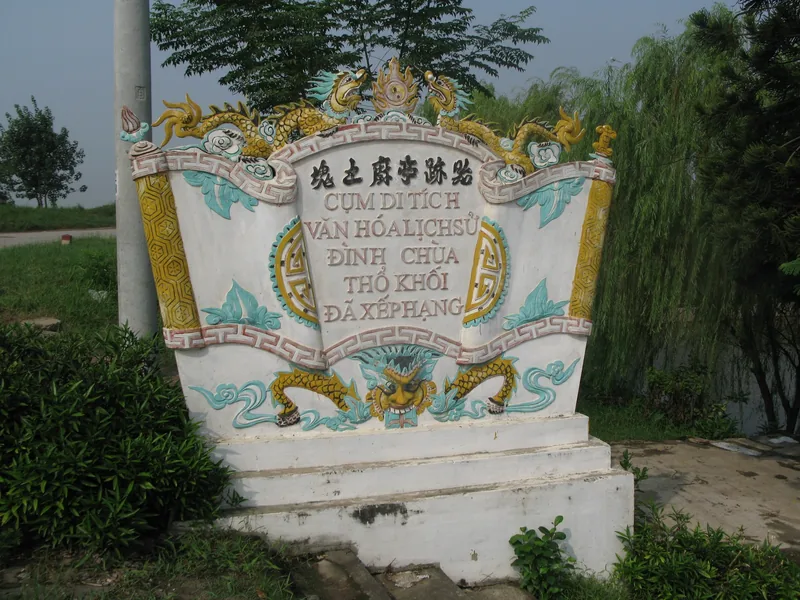 Bia đá chạm rồng đánh dấu cụm di tích văn hóa lịch sử Đình Chùa Thổ Khối ở Bắc Ninh.