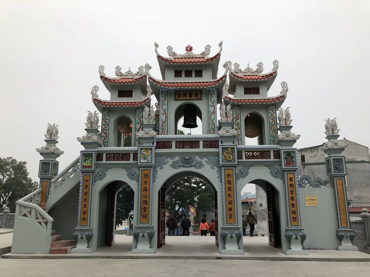 Cổng tam quan mái ngói nhiều tầng chạm khắc tinh xảo tại đền Bà Chúa Kho, Bắc Ninh.