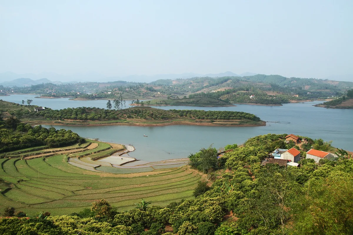 Toàn cảnh hồ Cấm Sơn với ruộng bậc thang xanh mướt, đảo nhỏ và nhà dân ở Bắc Giang.